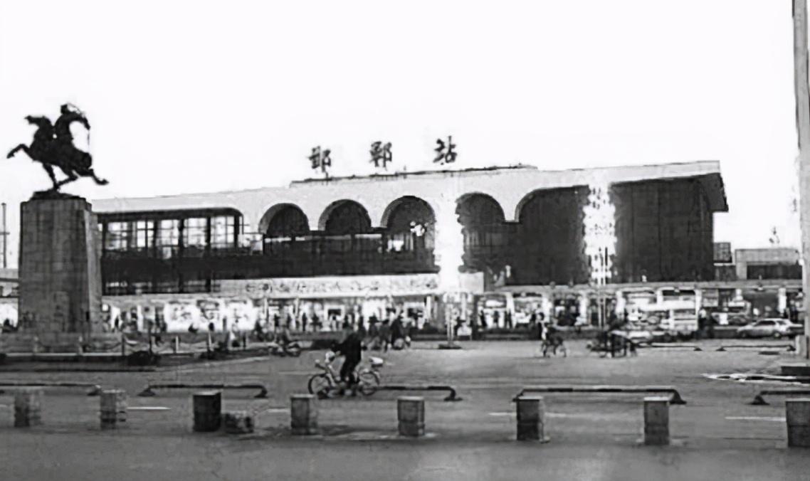 邯郸古街阳光下的幽默小明