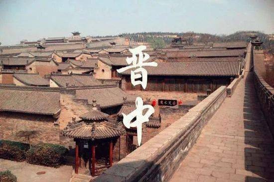 晋中古城夜月下的孤独守望者