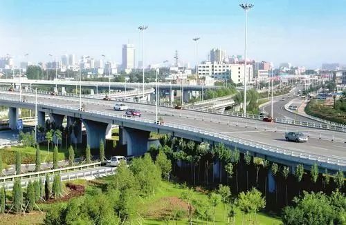 晋中古城夜月下的孤独守望者